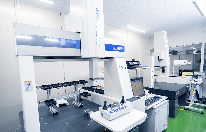 検査室（高精度CNC三次元測定機）